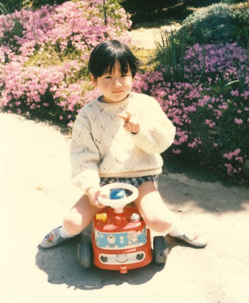 ブーブーカーで遊ぶ大平健介さんの幼少期